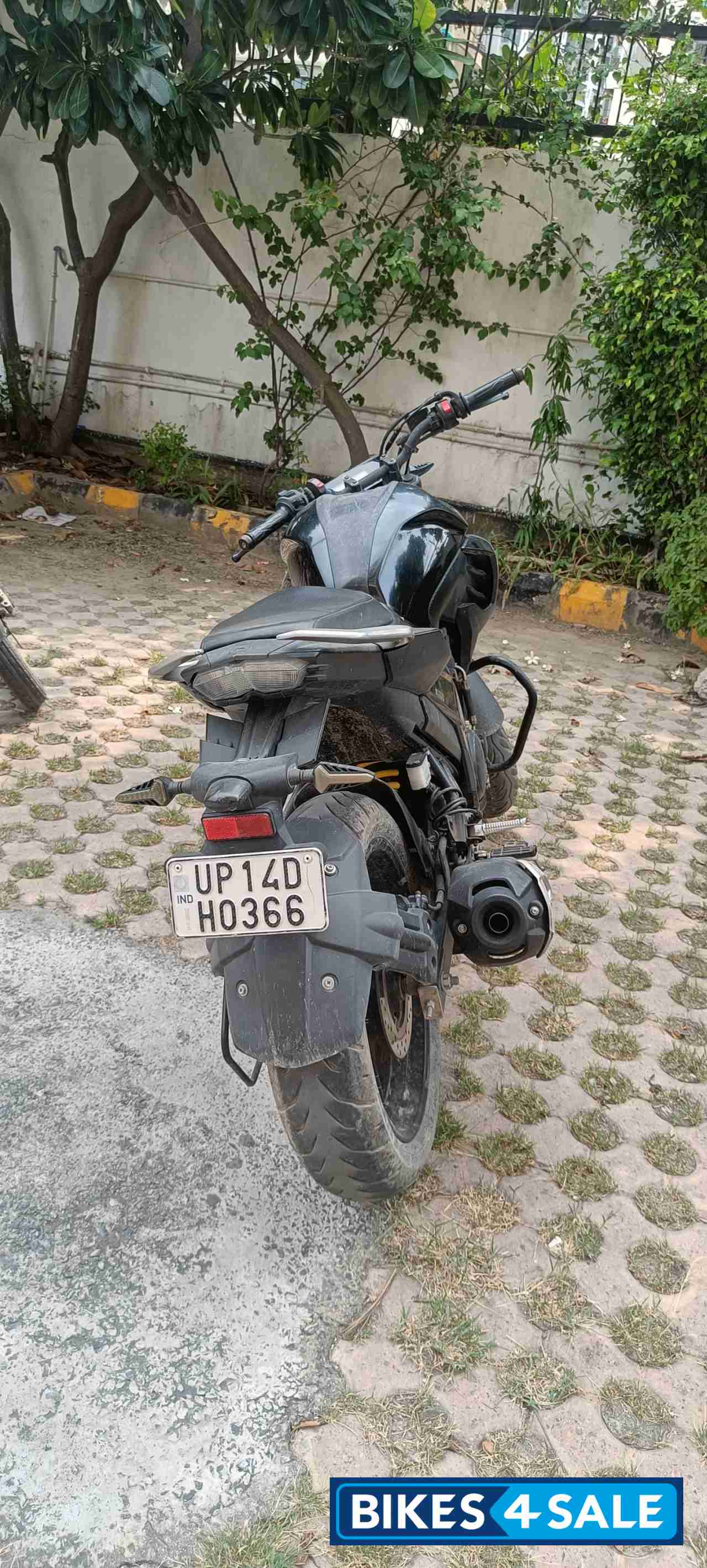 Black Yamaha FZ25
