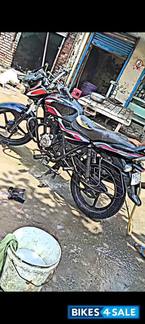 Black Bajaj Discover 100 DTS-Si