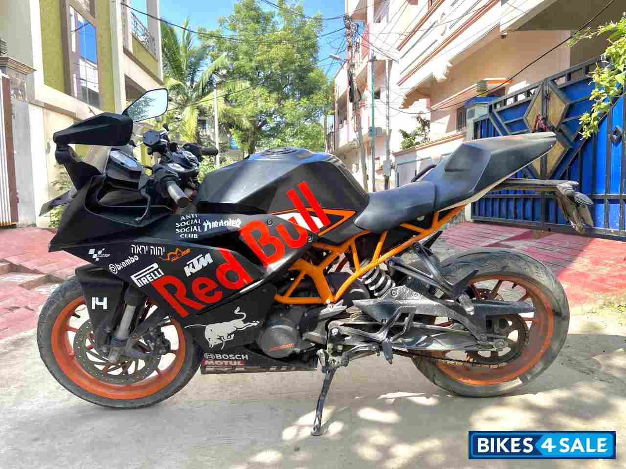 Black KTM RC 200