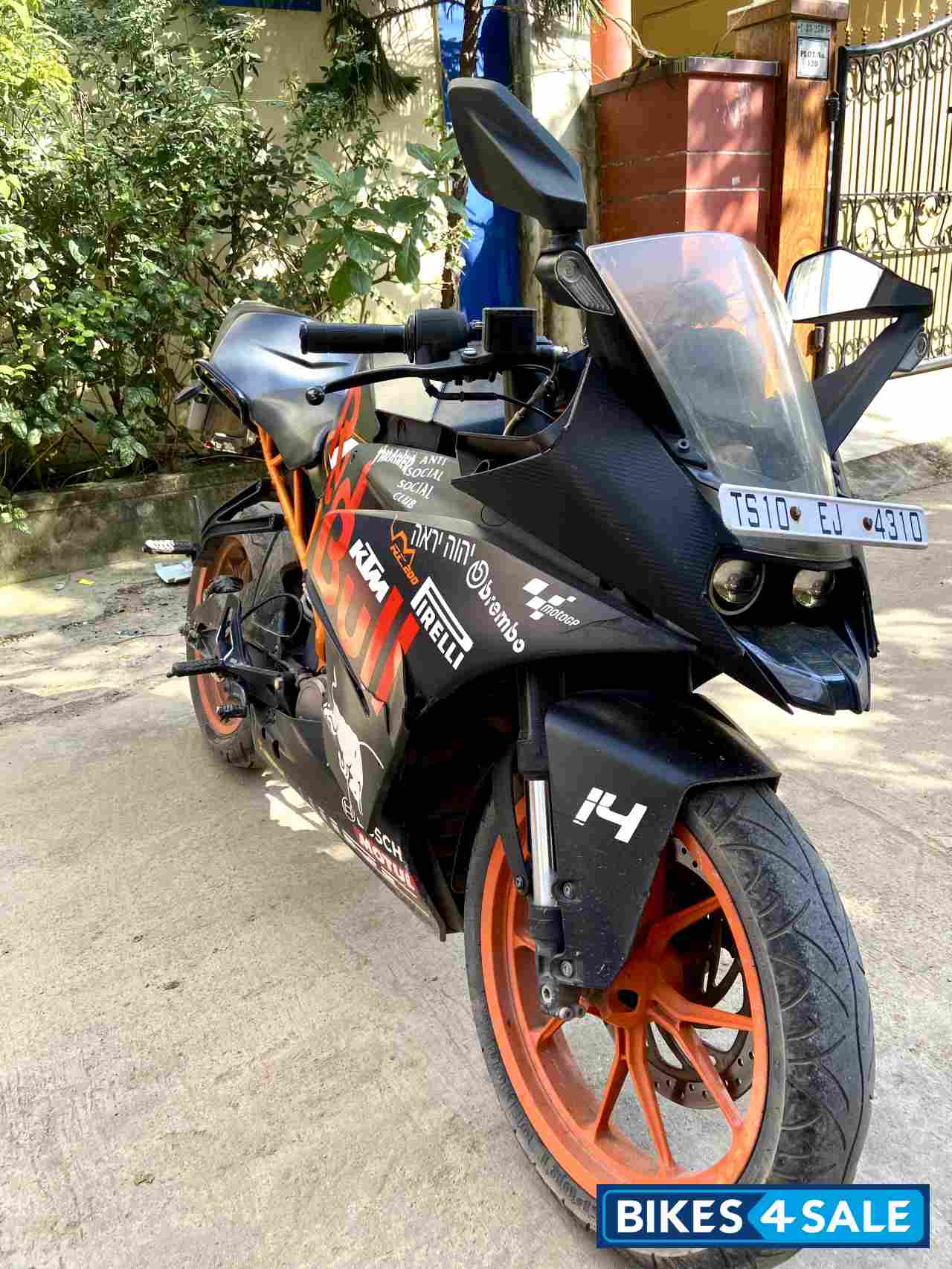 Black KTM RC 200