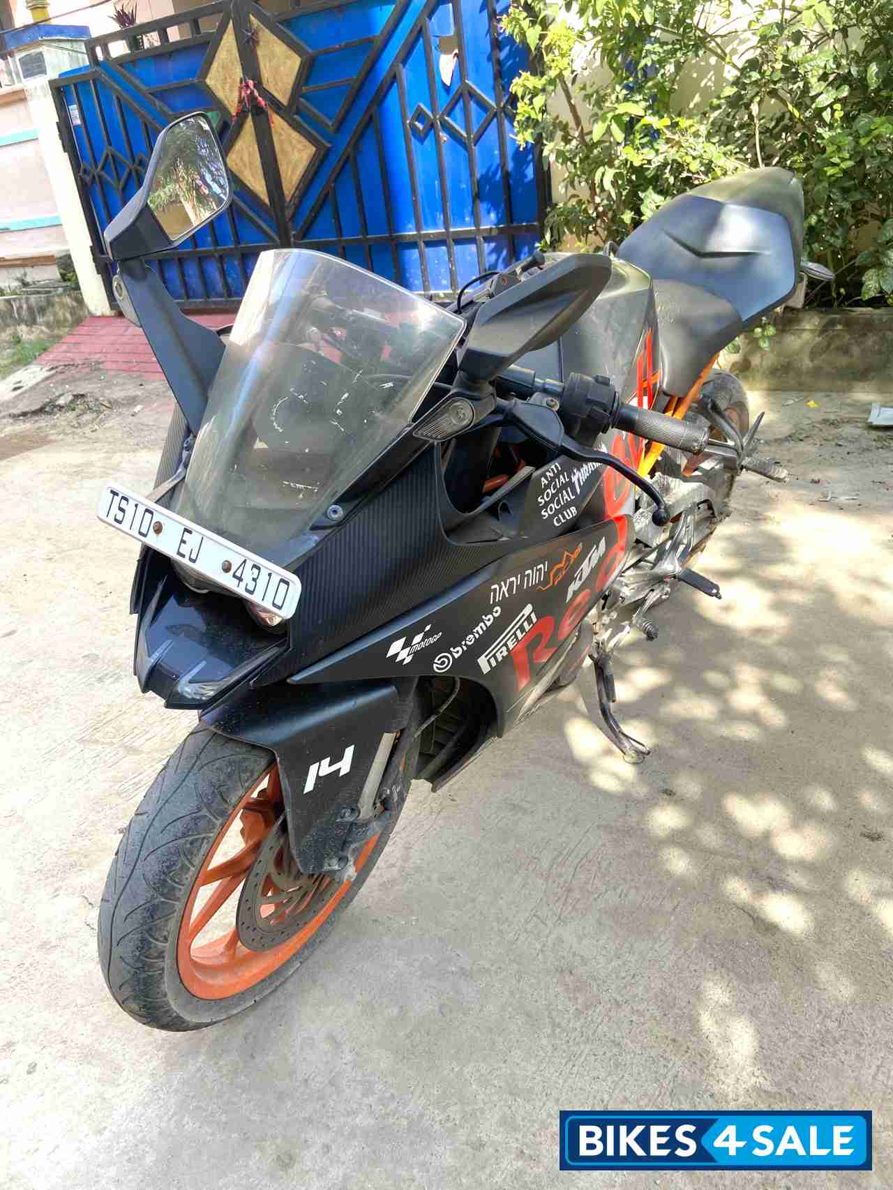 Black KTM RC 200