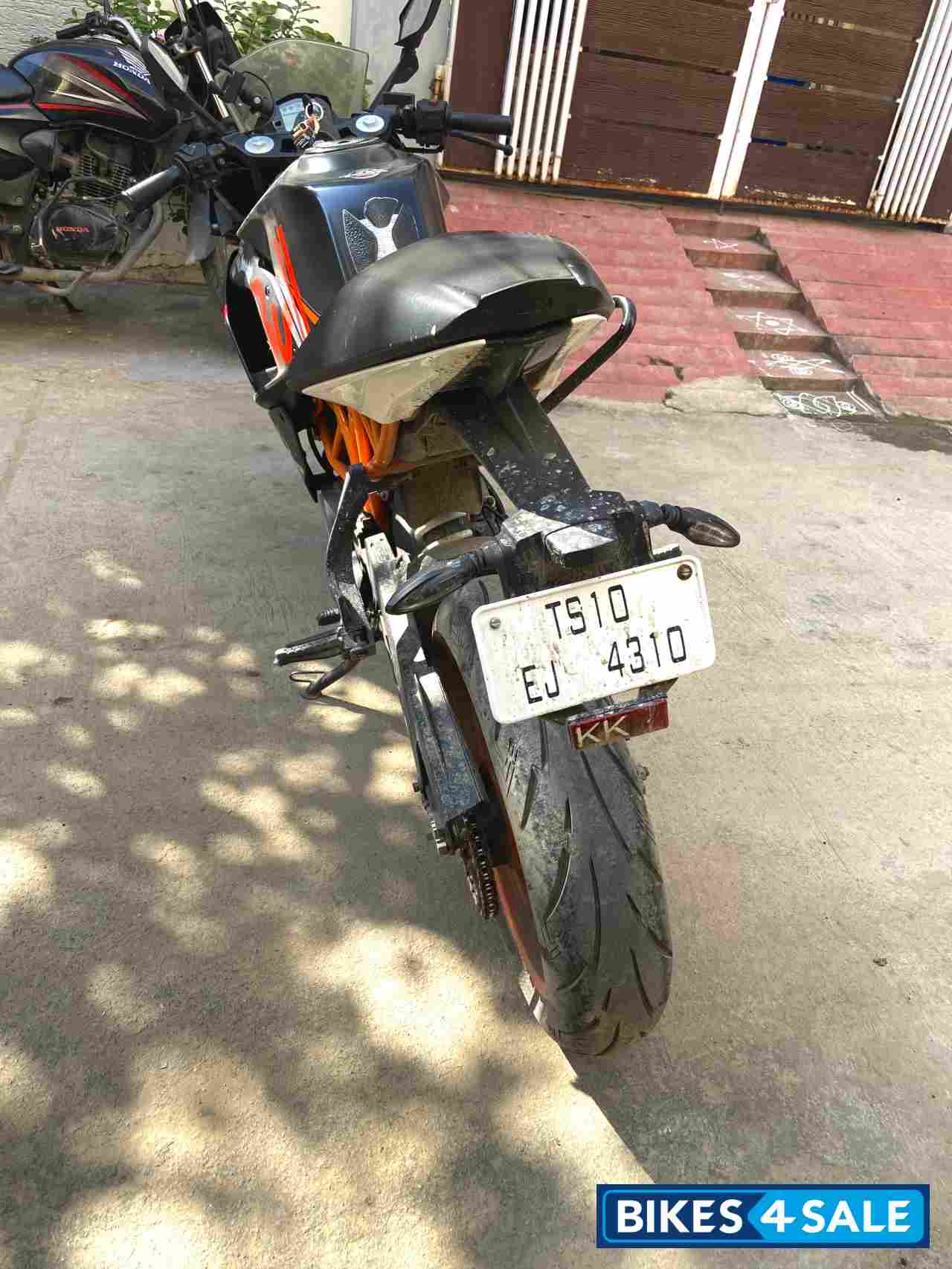 Black KTM RC 200