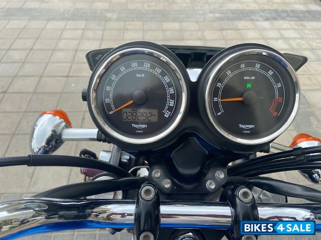 Blue/black Triumph Bonneville T100