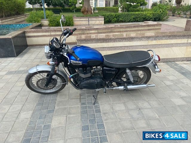 Blue/black Triumph Bonneville T100