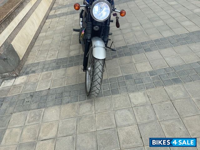 Blue/black Triumph Bonneville T100