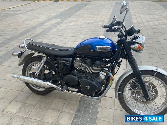 Blue/black Triumph Bonneville T100