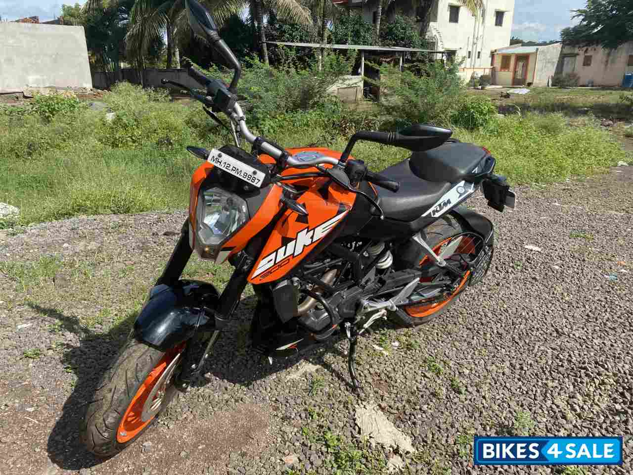 Orange KTM Duke 200 Orange KTM Duke 200