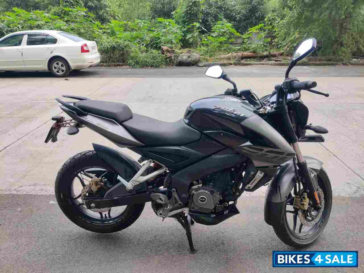 Blavk Bajaj Pulsar 200 NS