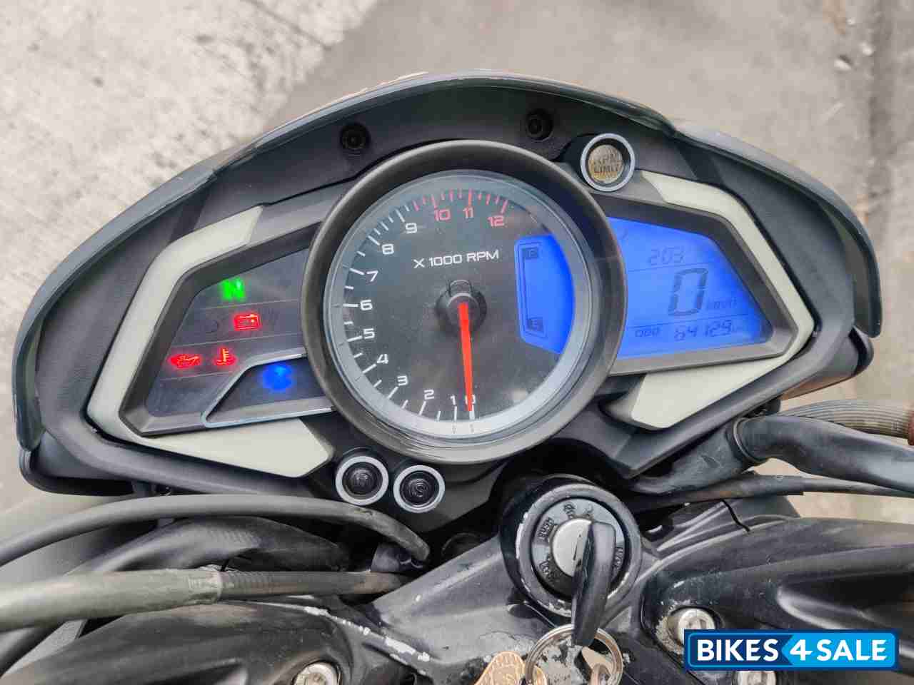 Blavk Bajaj Pulsar 200 NS