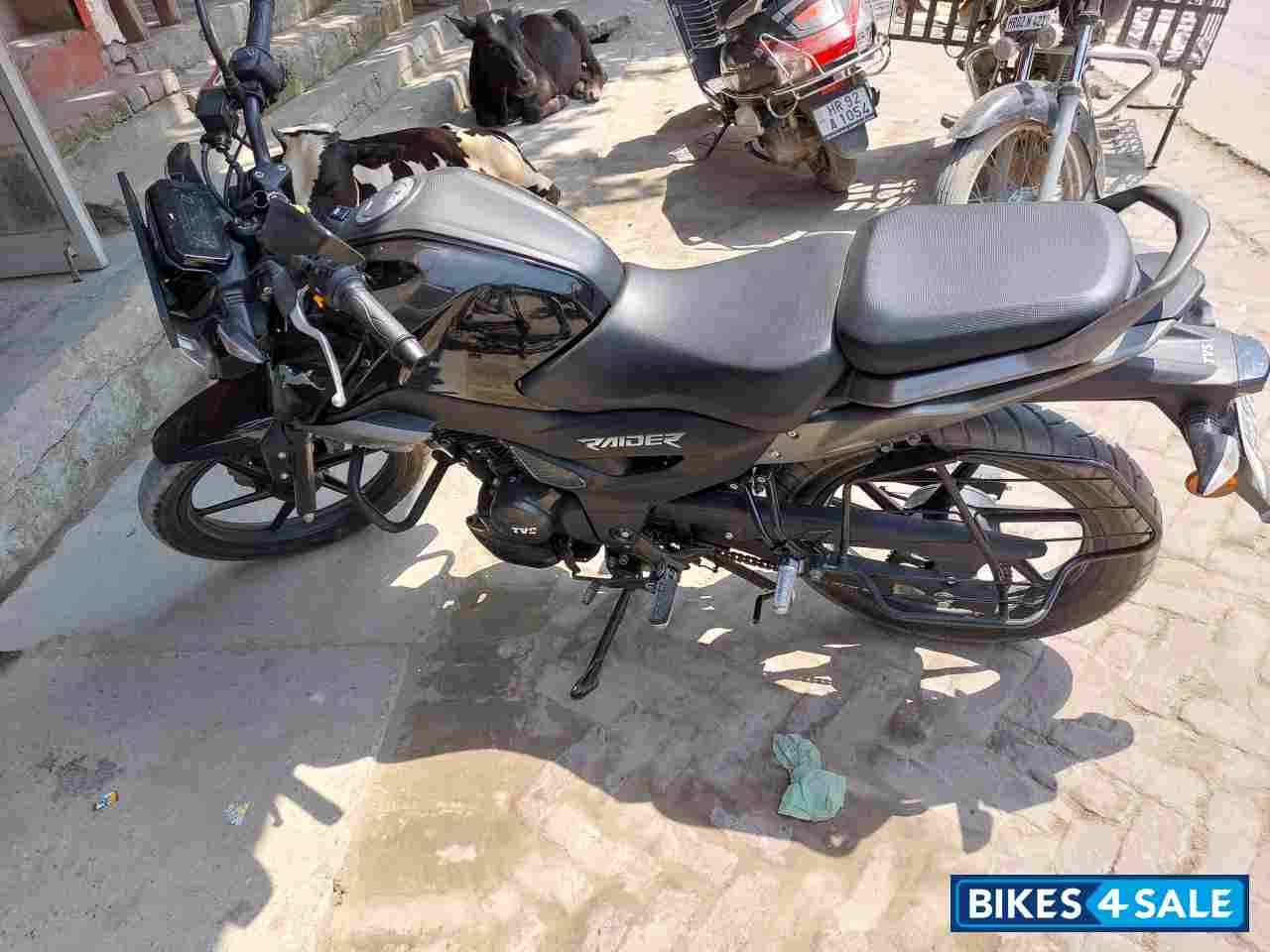 Black TVS Raider 125