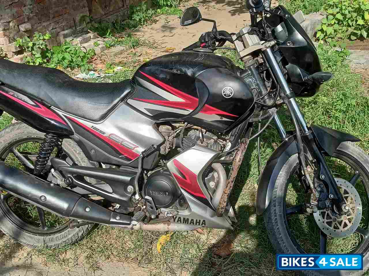Black Yamaha SS125