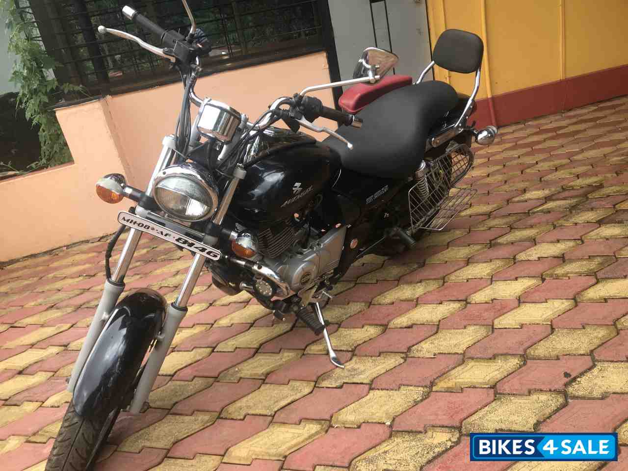 M Black Bajaj Avenger 220 DTS-i