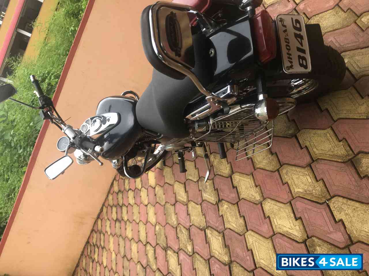 M Black Bajaj Avenger 220 DTS-i