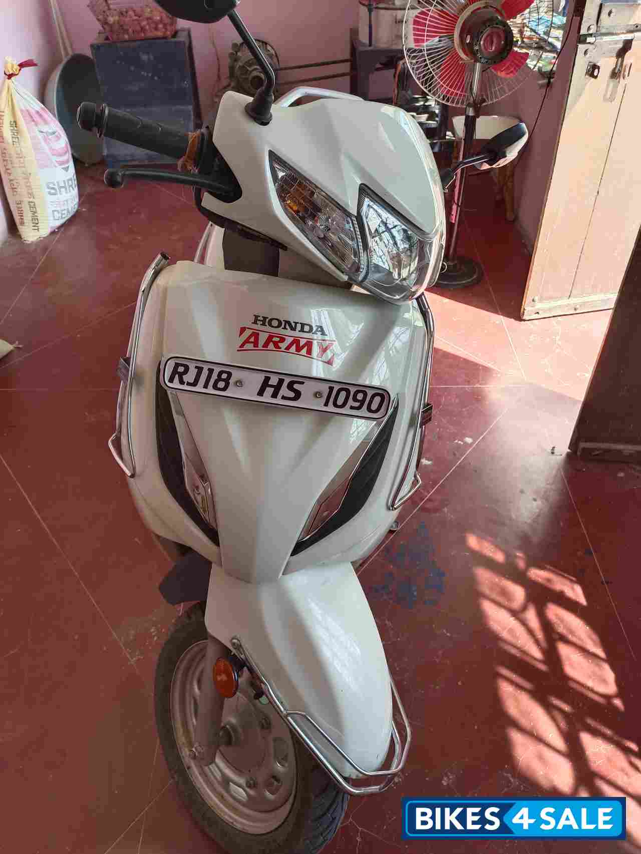 White Honda Activa 6G
