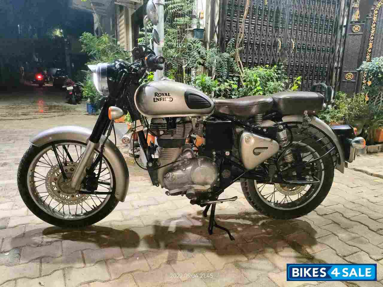 Gunmetal Grey Royal Enfield Classic Gunmetal Grey