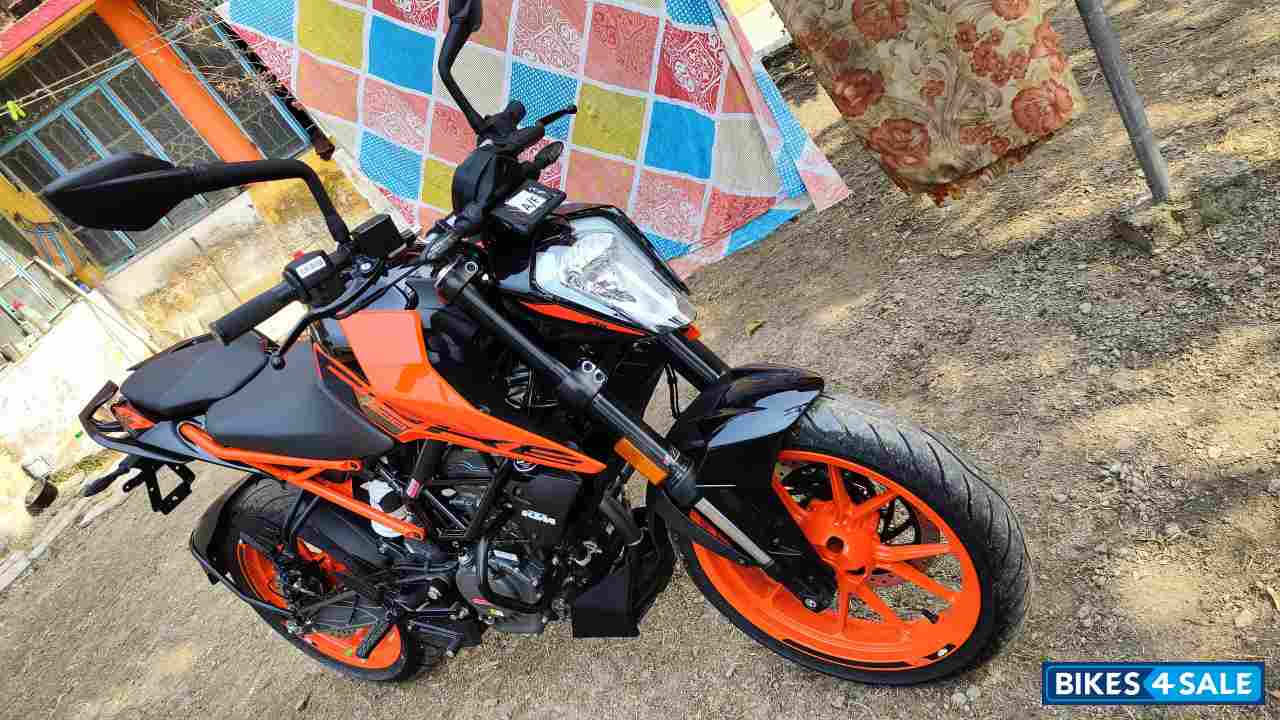Black KTM Duke 200 ABS
