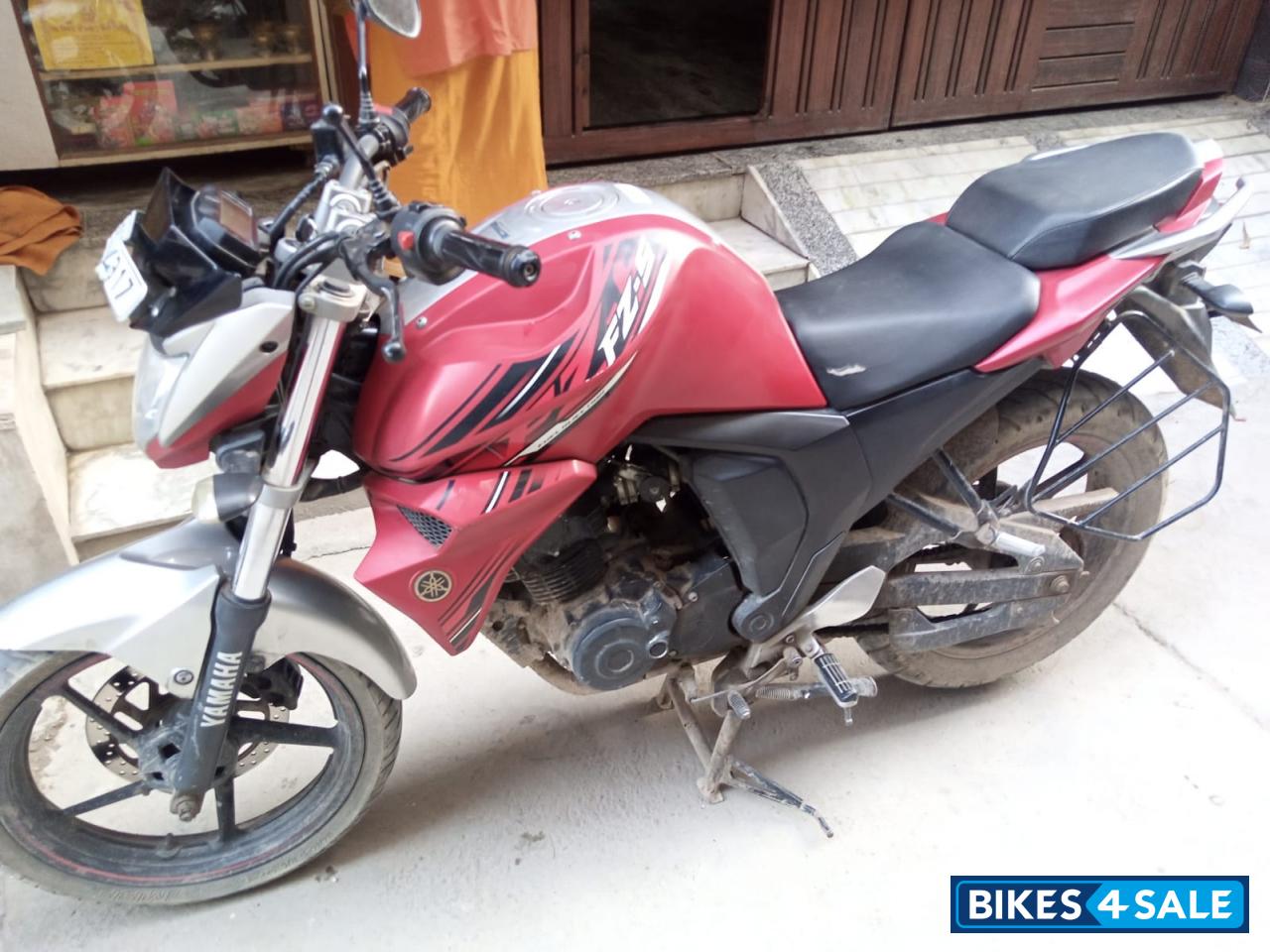 Mat Dull Red Me Yamaha FZ-S