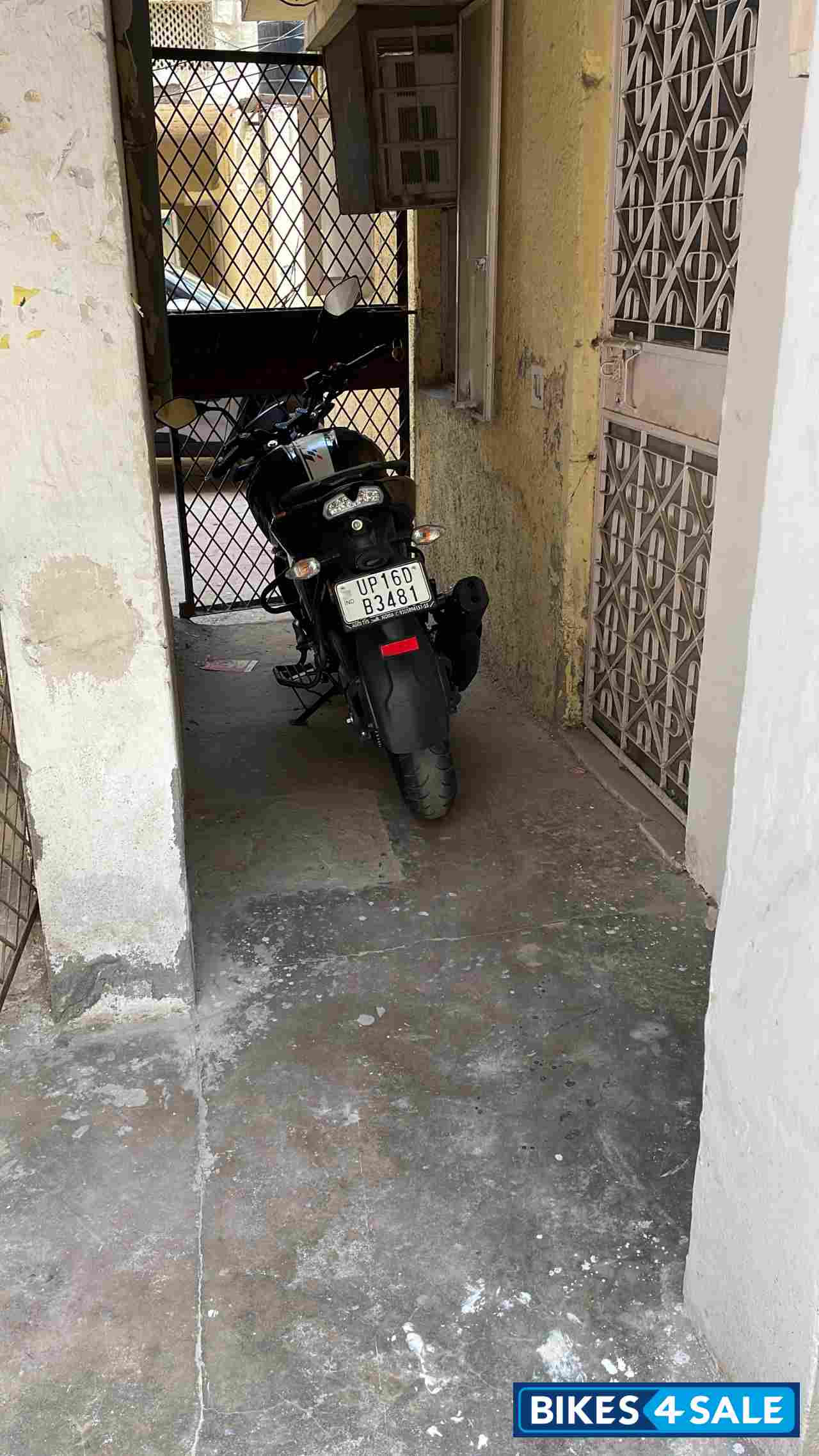 Black TVS Apache RTR 160 4V