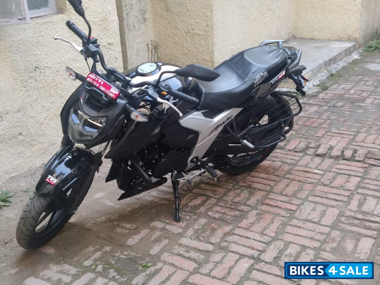 Black TVS Apache RTR 160 4V