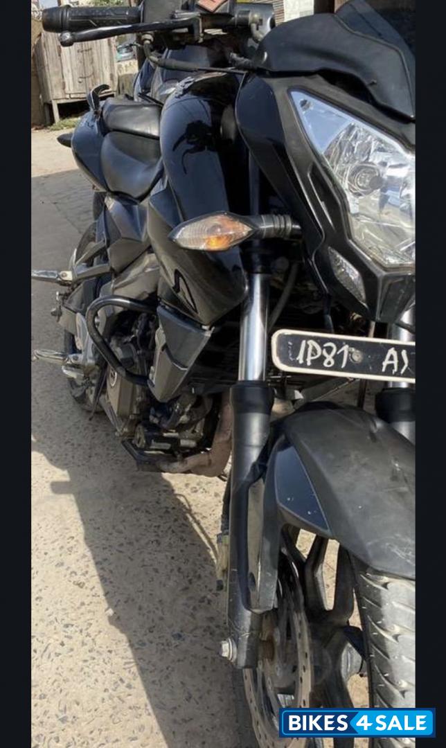 Black Bajaj Pulsar 200 NS