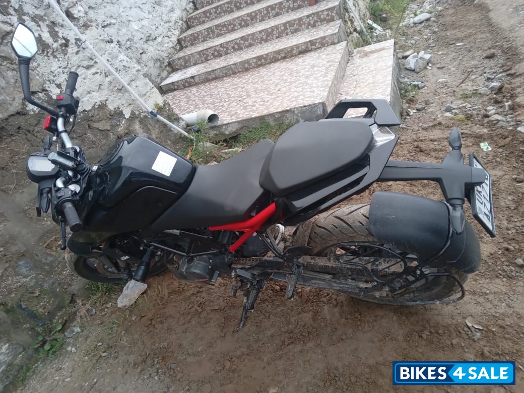 Black KTM Duke 200