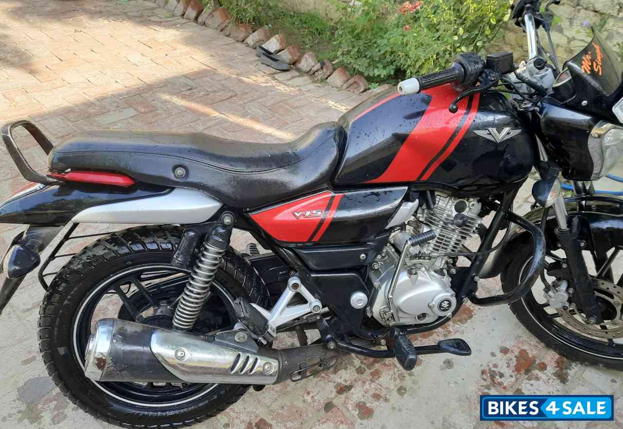 Bajaj V15