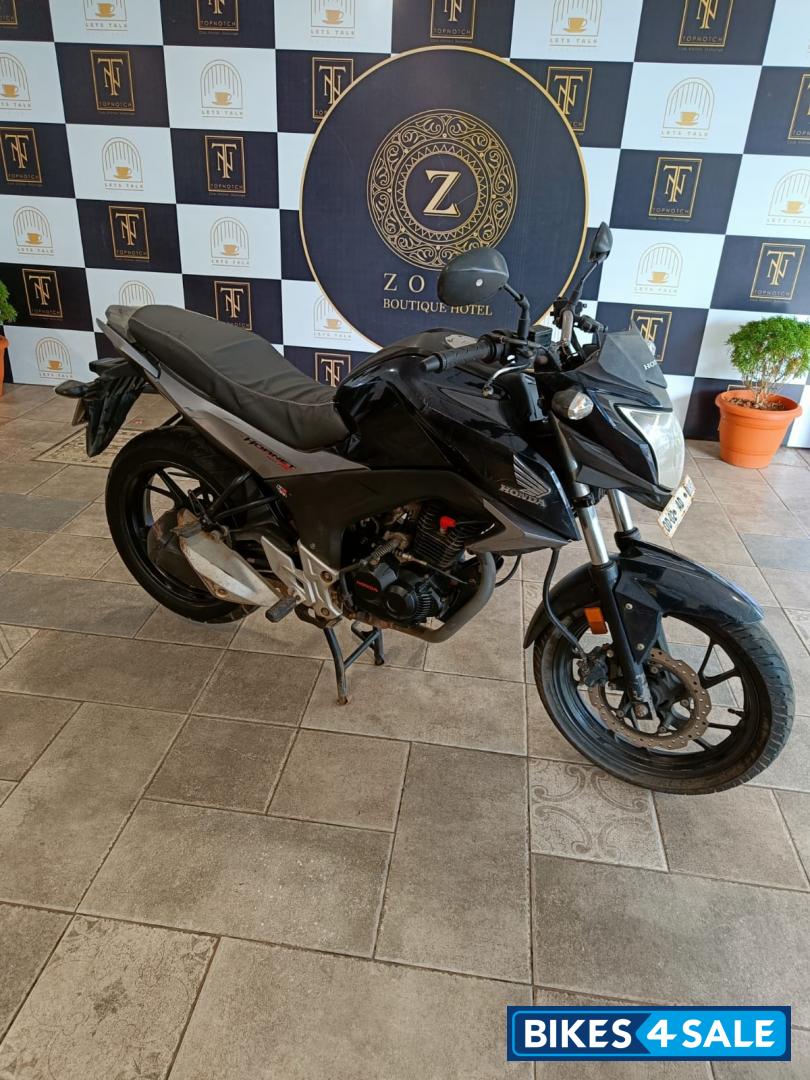 Midnight Blue Honda CB Hornet 160R Midnight Blue Honda CB Hornet 160R