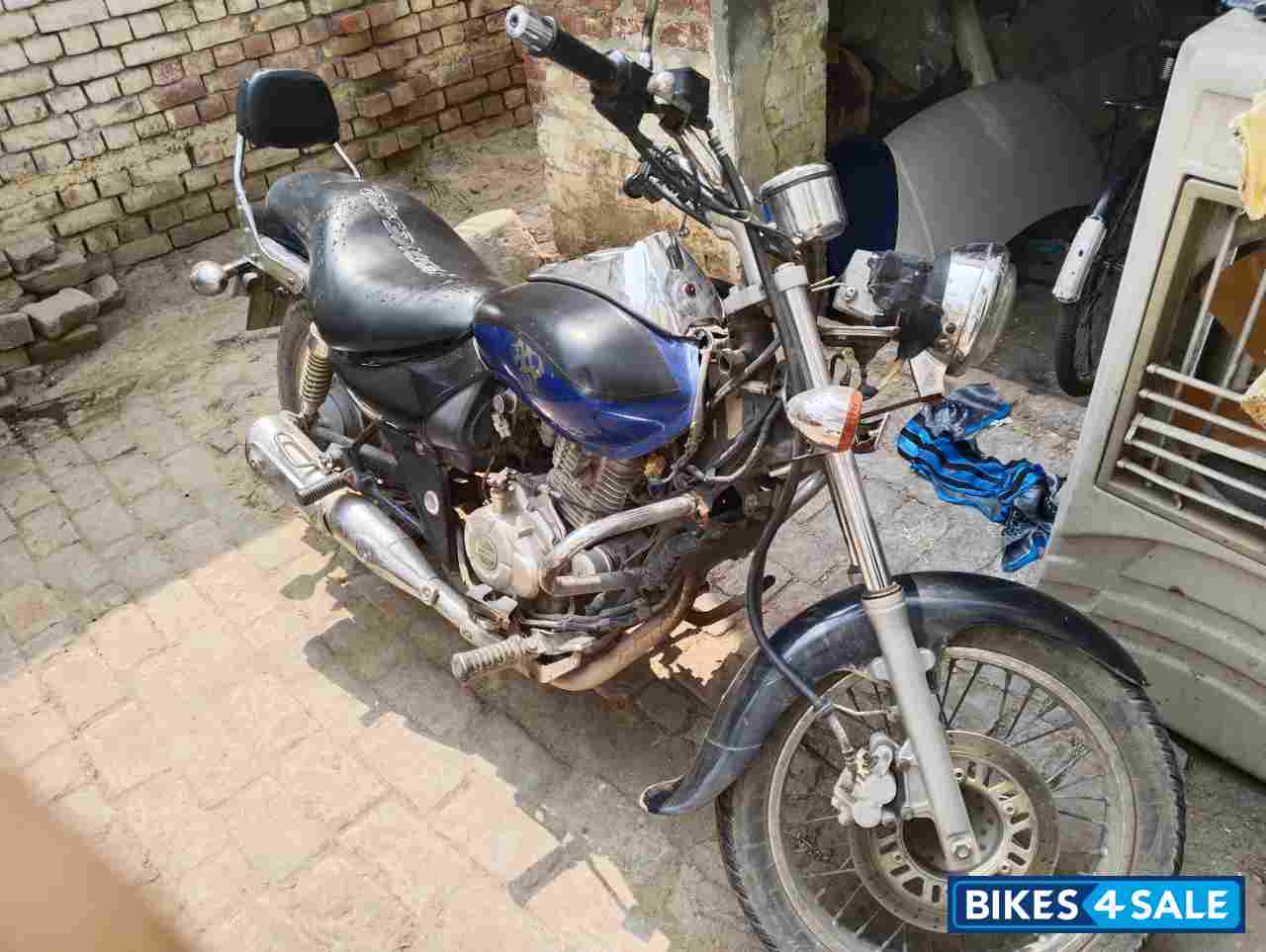 Black Bajaj Avenger 220 DTS-i