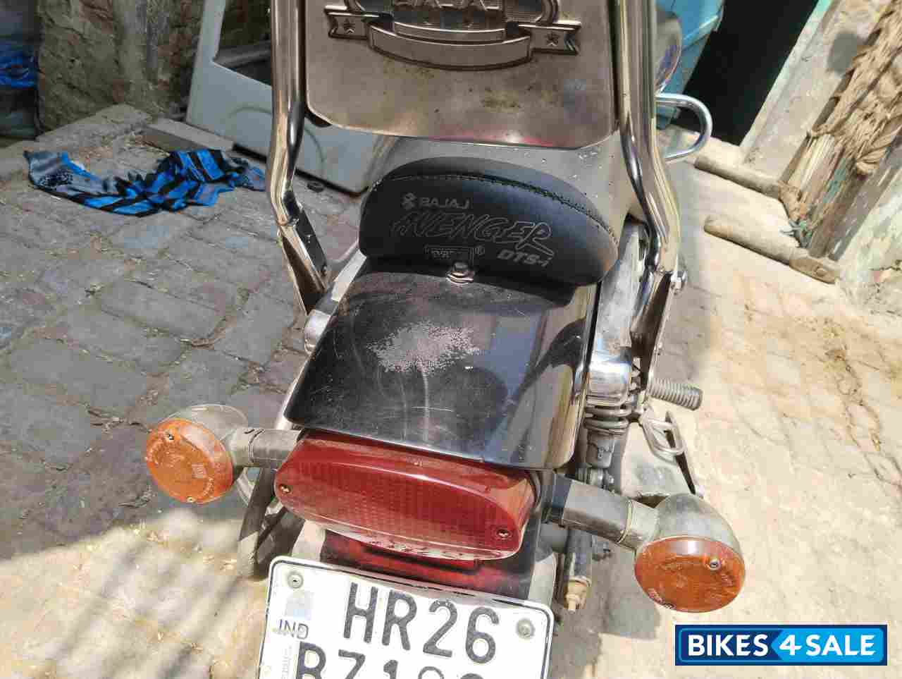 Black Bajaj Avenger 220 DTS-i