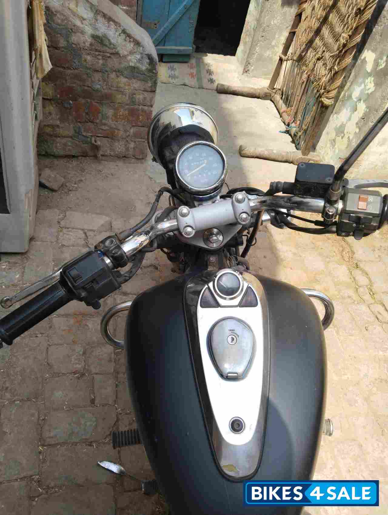 Black Bajaj Avenger 220 DTS-i