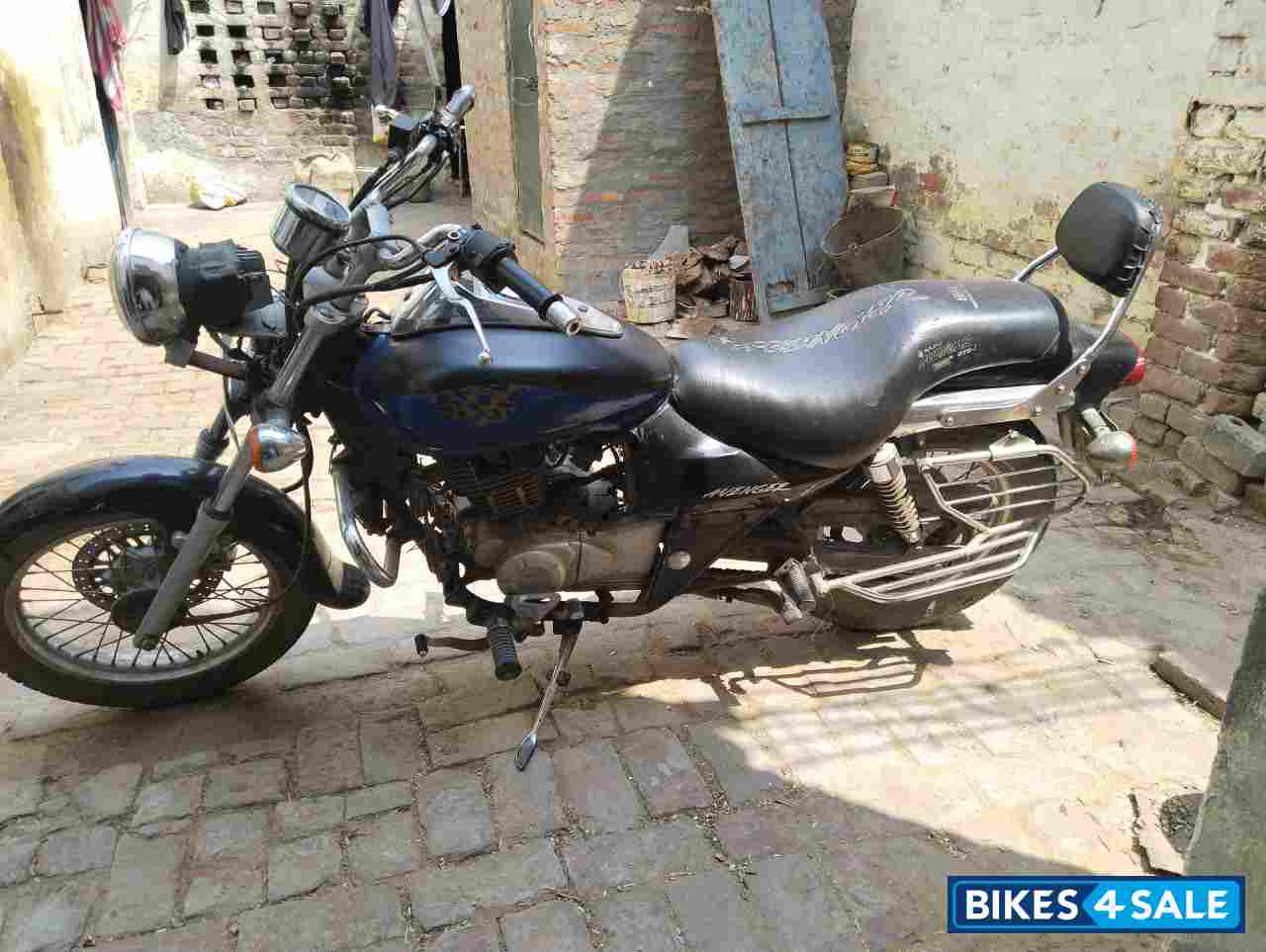 Black Bajaj Avenger 220 DTS-i