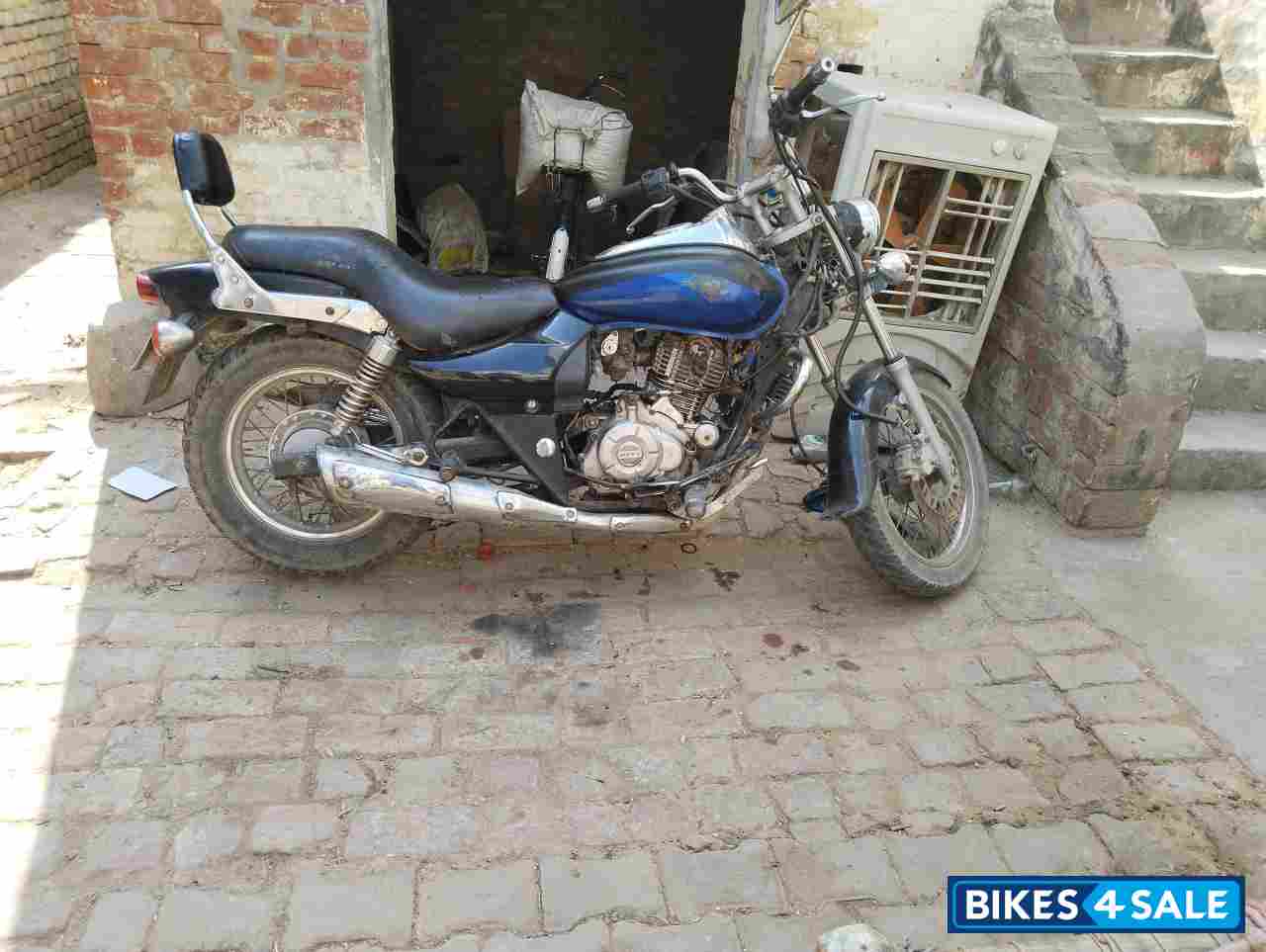 Black Bajaj Avenger 220 DTS-i