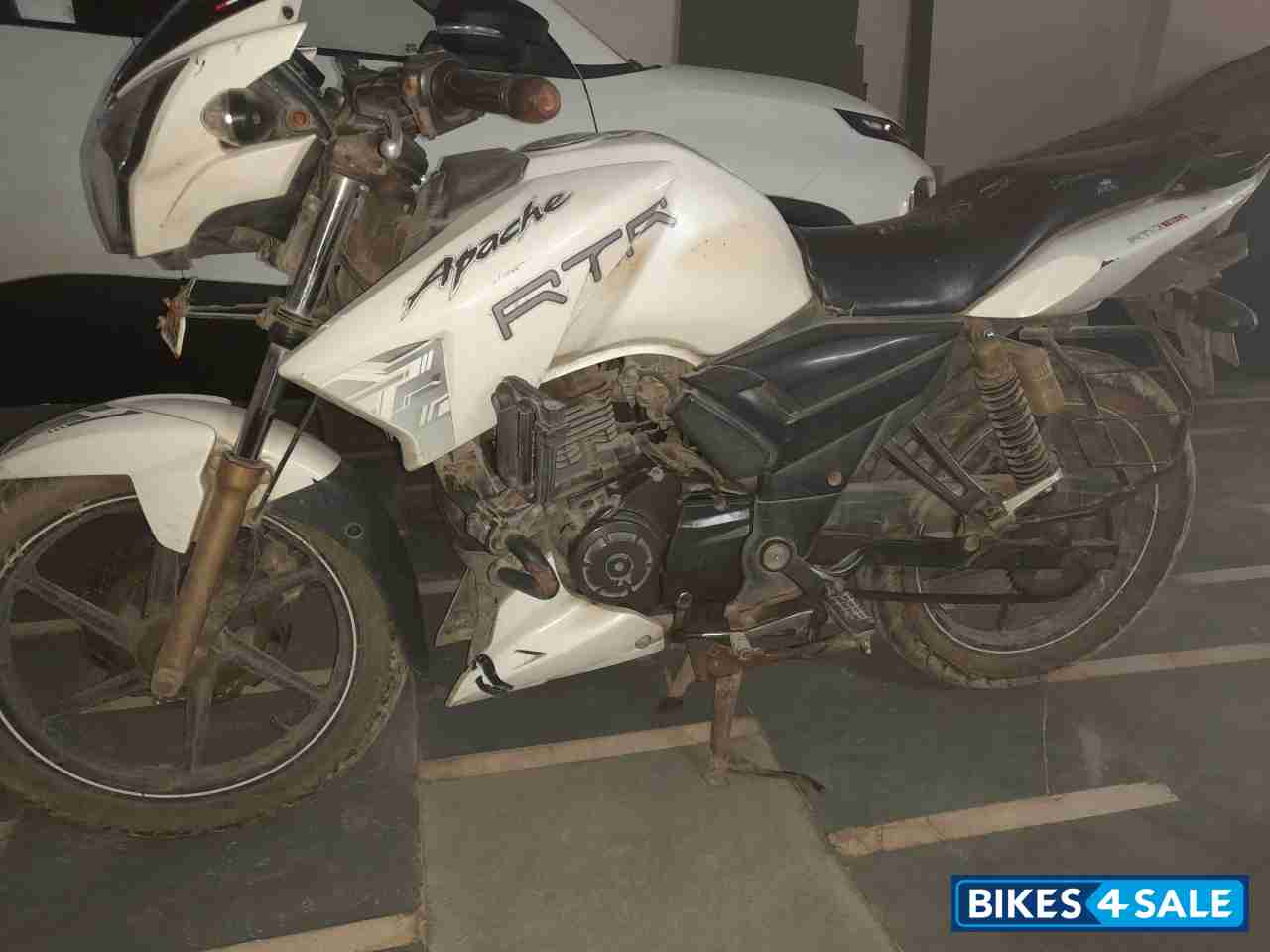 White TVS Apache RTR 180