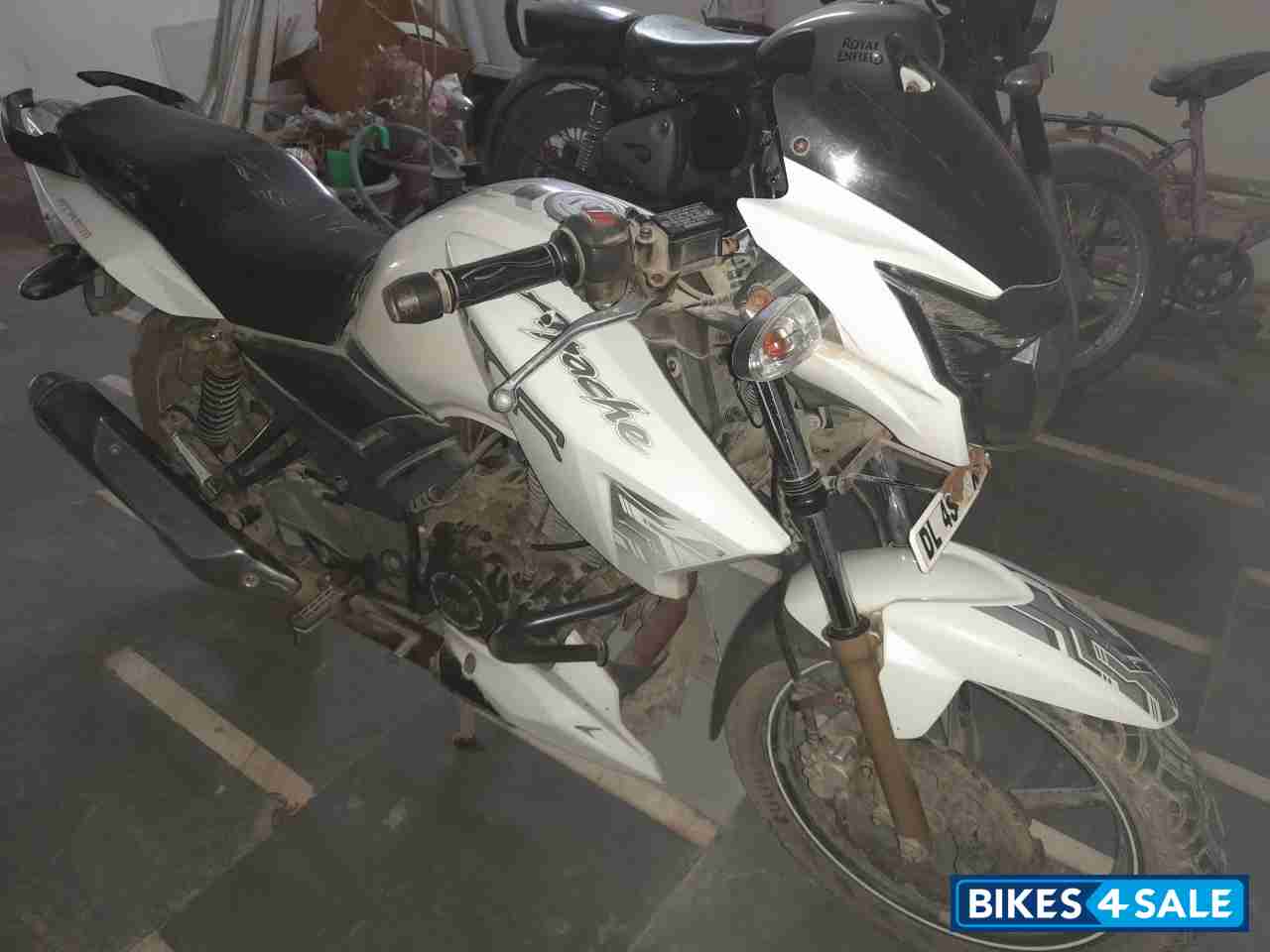 White TVS Apache RTR 180