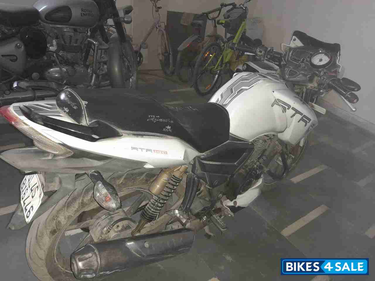 White TVS Apache RTR 180