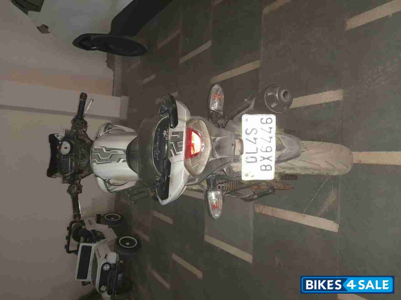 White TVS Apache RTR 180