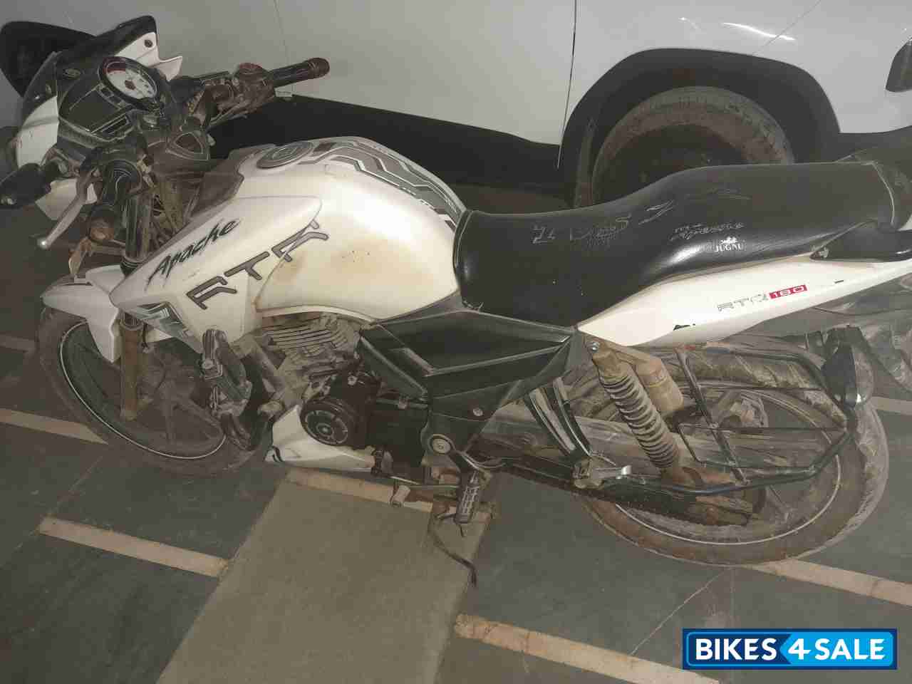 White TVS Apache RTR 180