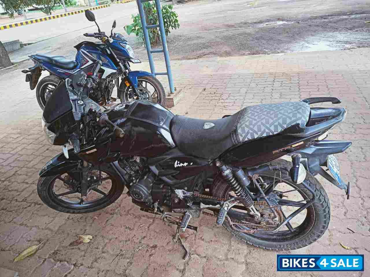 Black TVS Apache RTR 160