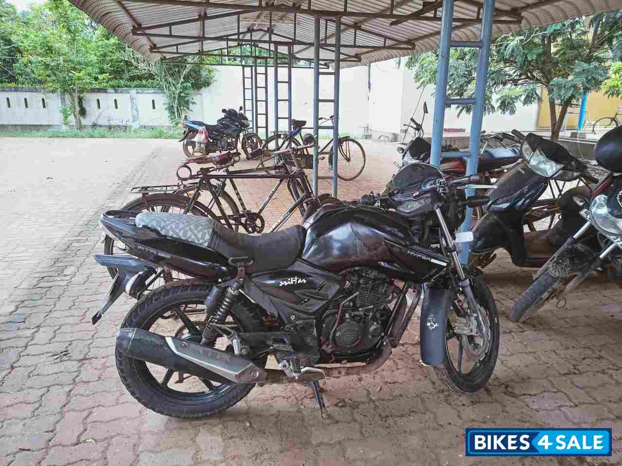 Black TVS Apache RTR 160