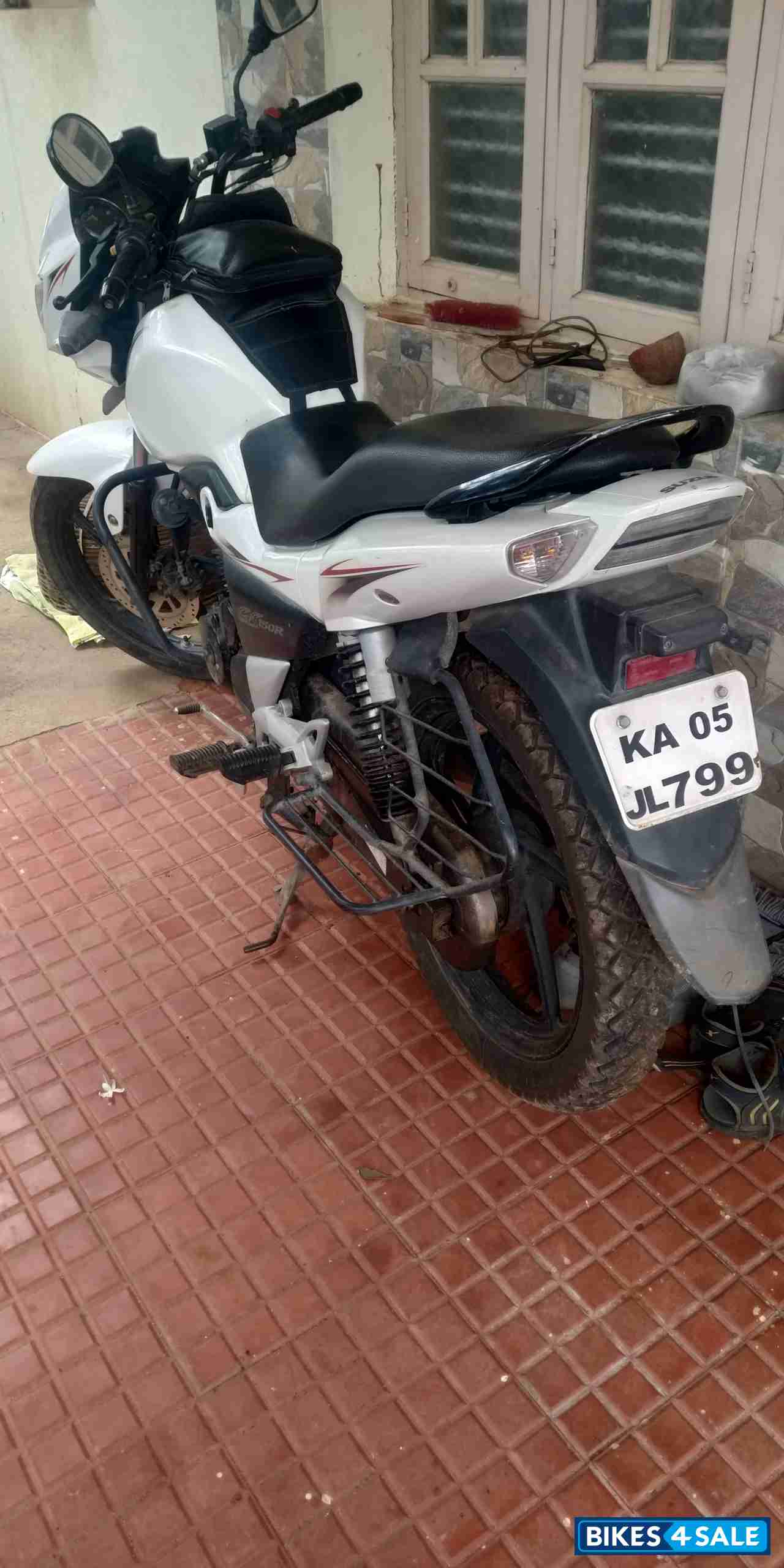 White Suzuki GS 150R White Suzuki GS 150R