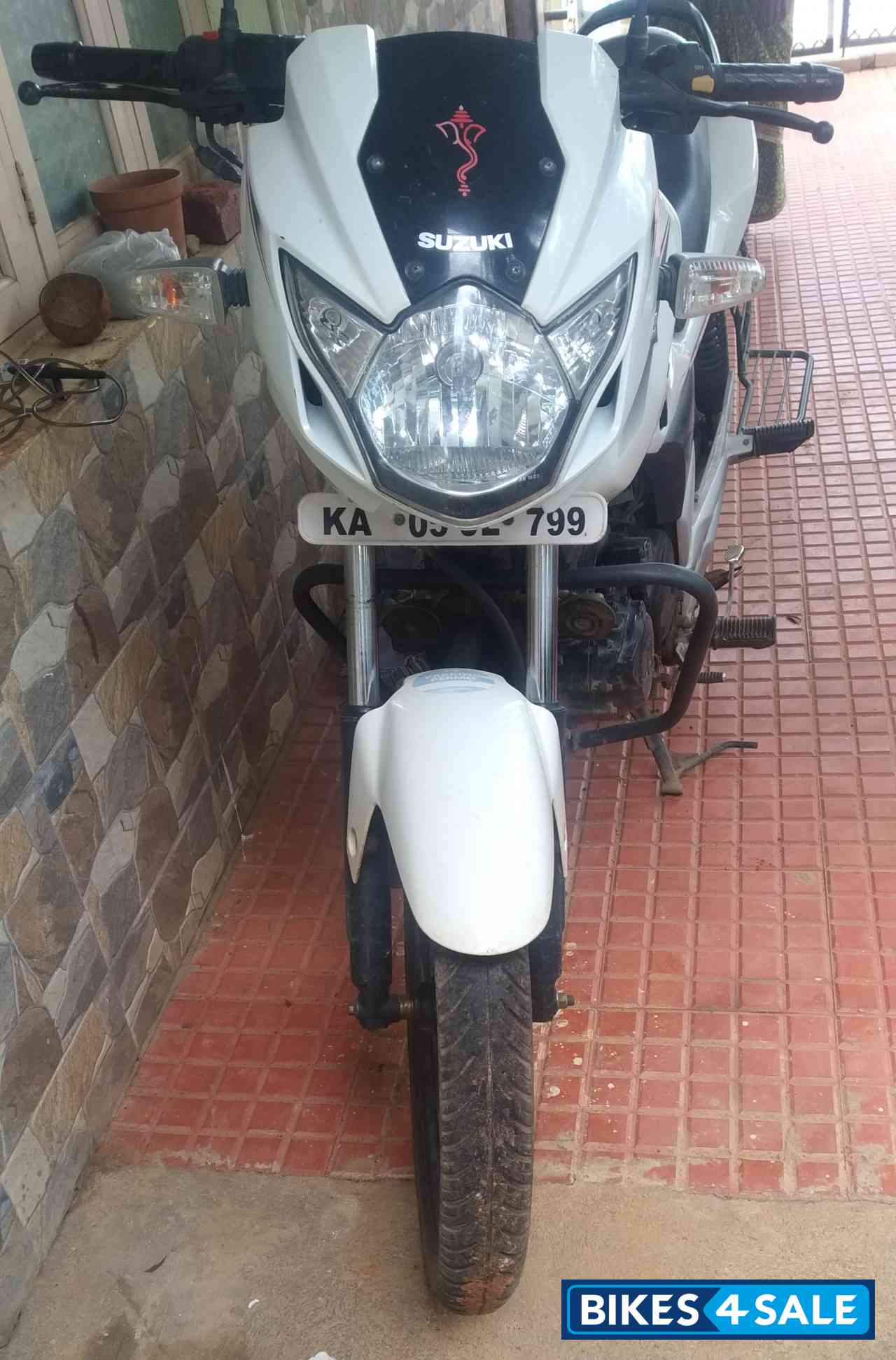 White Suzuki GS 150R White Suzuki GS 150R