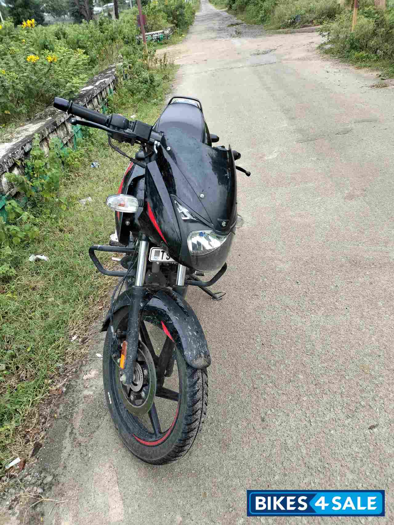 Sparkling Metallic Black And R Bajaj Pulsar 150