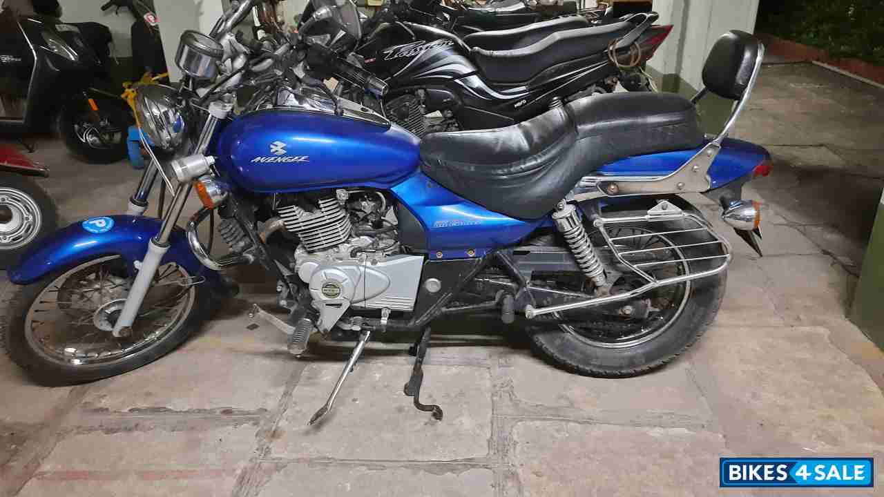 Blue Bajaj Avenger 220 DTS-i