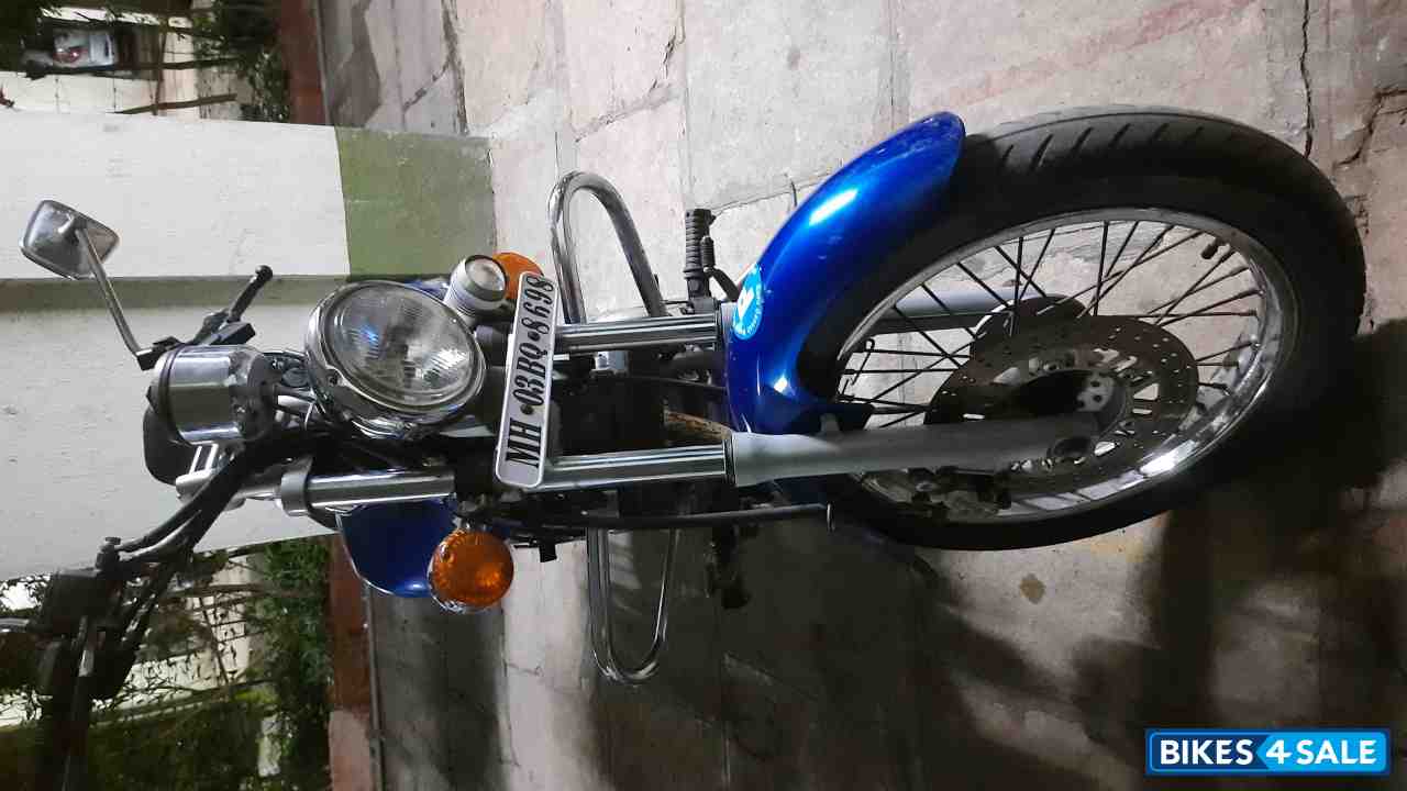 Blue Bajaj Avenger 220 DTS-i