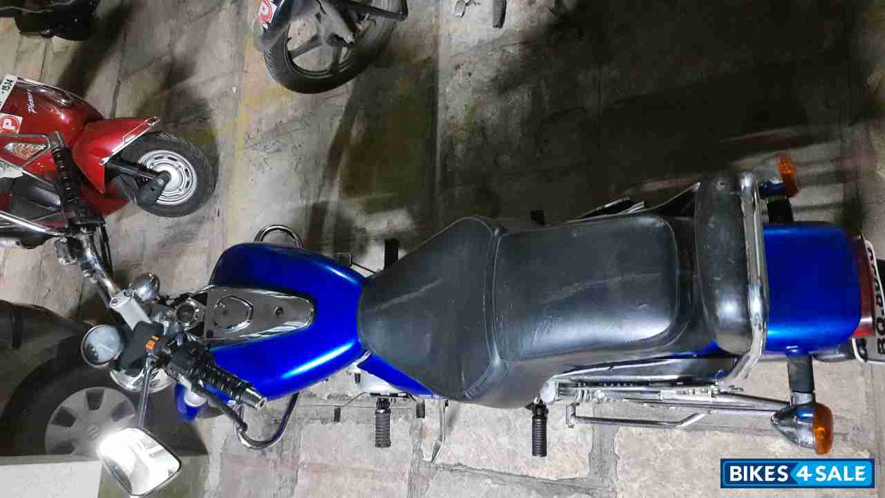 Blue Bajaj Avenger 220 DTS-i
