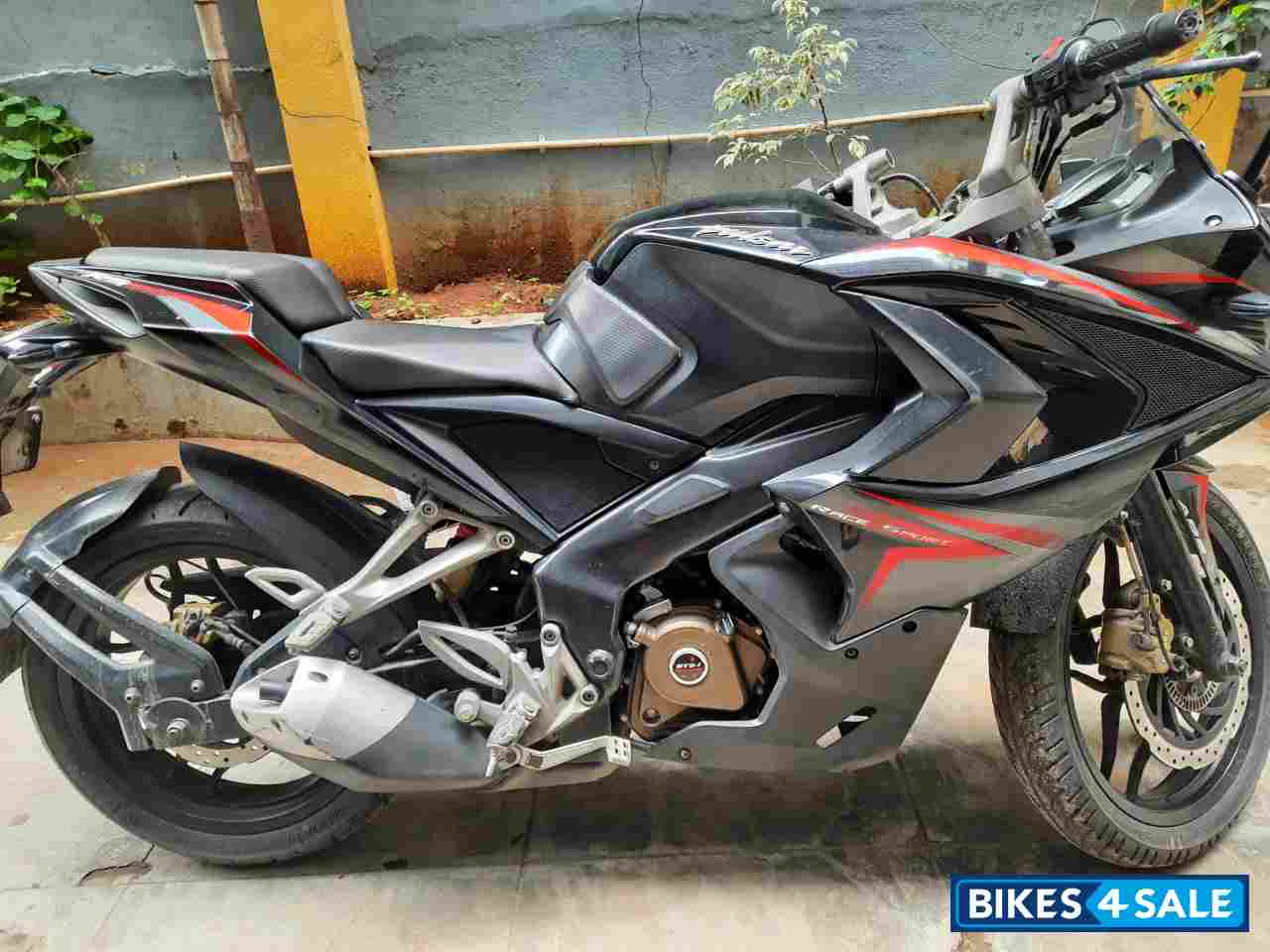 Ebony Black Bajaj Pulsar RS 200 ABS Ebony Black Bajaj Pulsar RS 200 ABS