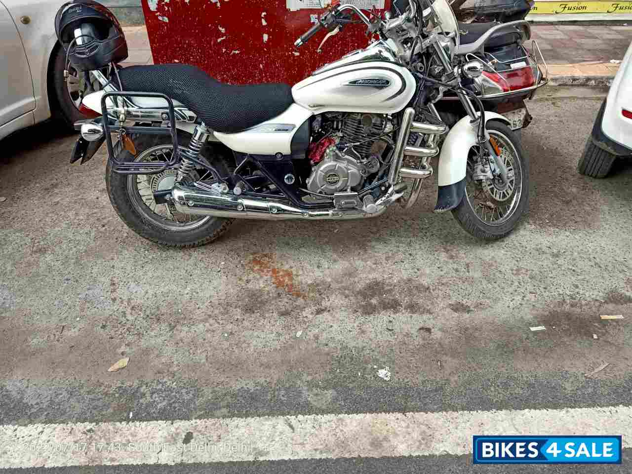 Moon White Bajaj Avenger Cruise 220 BS6