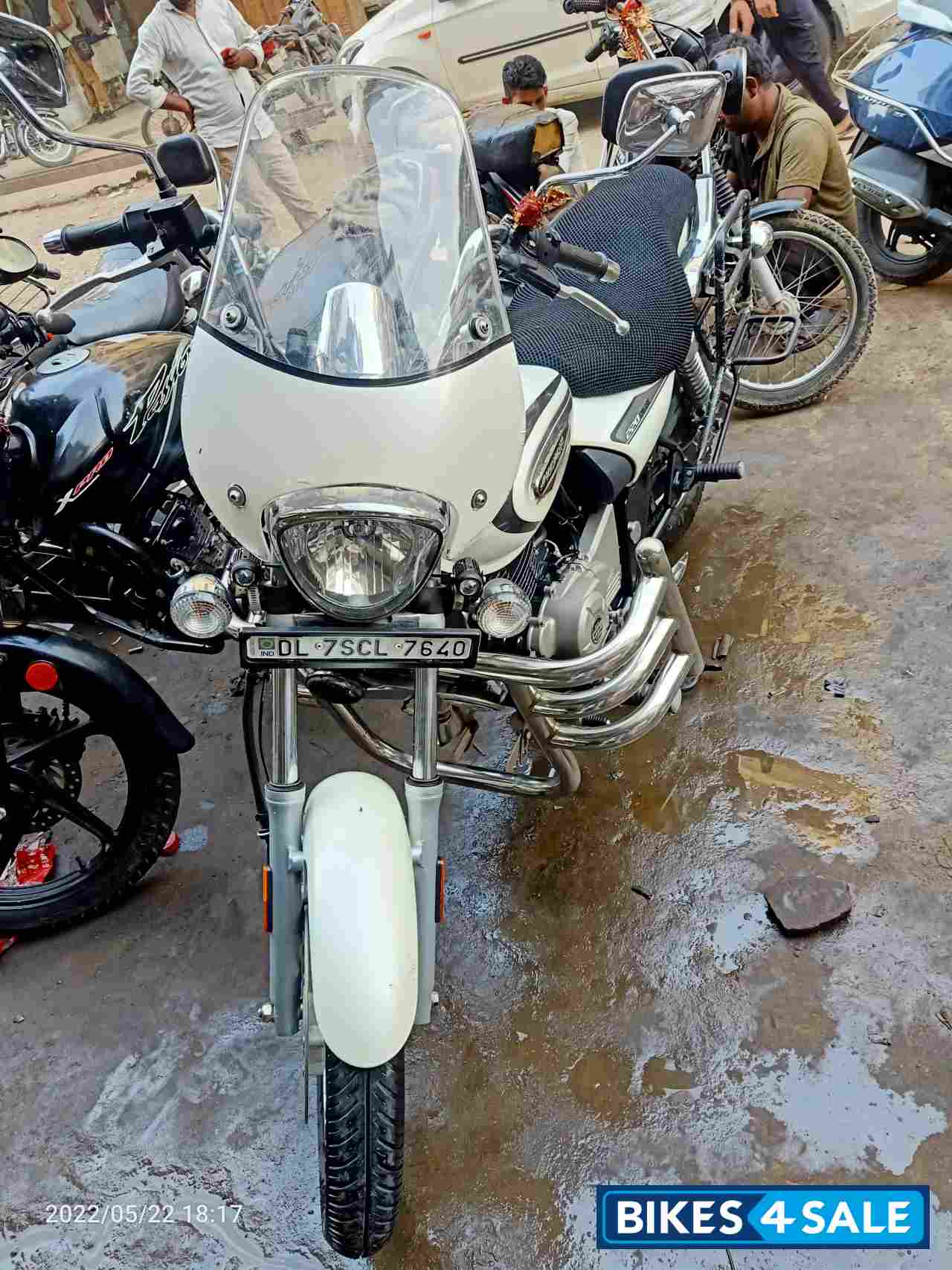 Moon White Bajaj Avenger Cruise 220 BS6