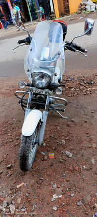 White Bajaj Avenger Cruise 220 BS6