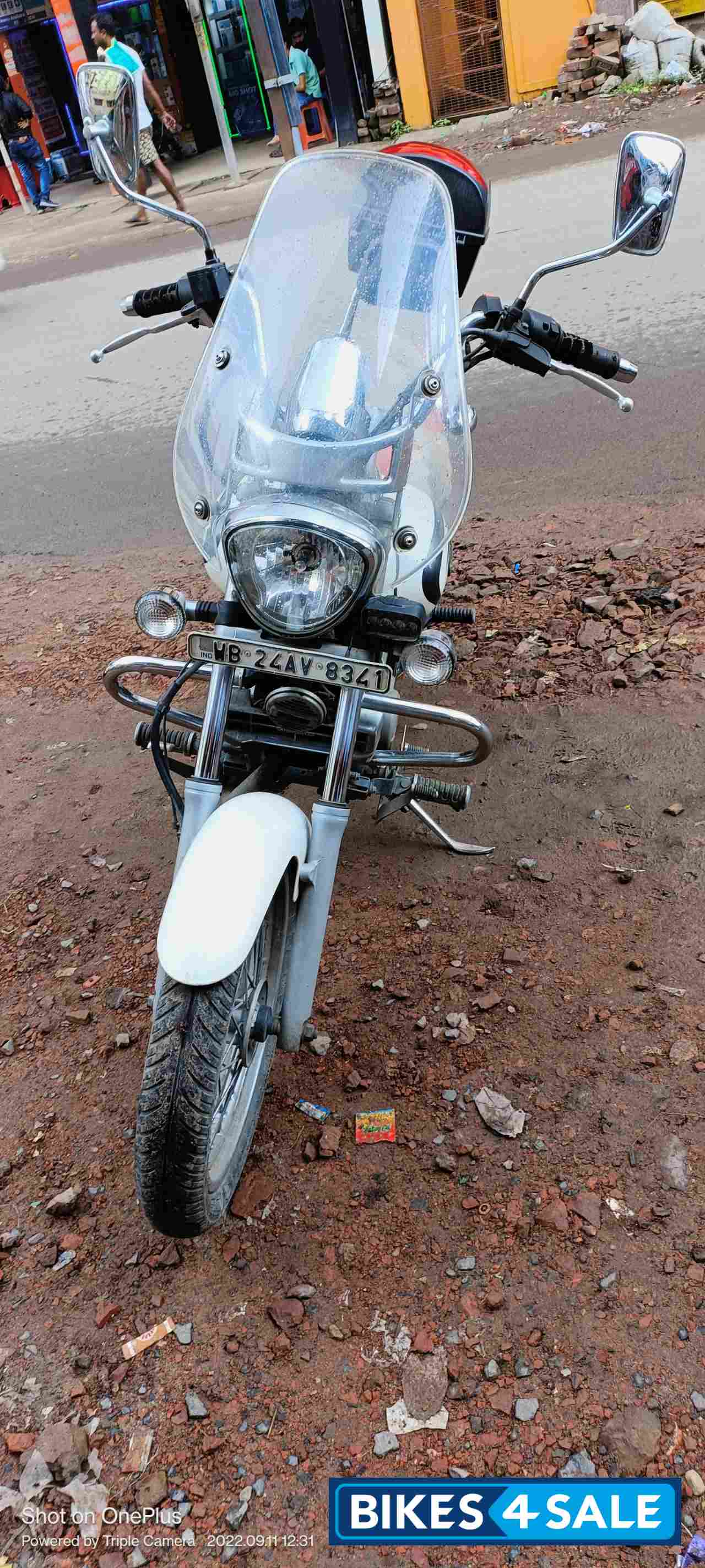 White Bajaj Avenger Cruise 220 BS6